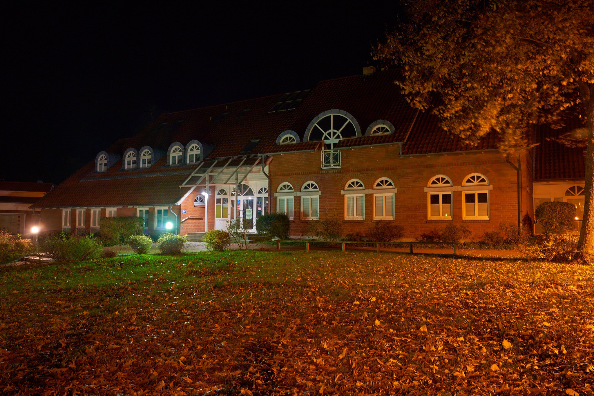 Amtsgebäude bei Nacht