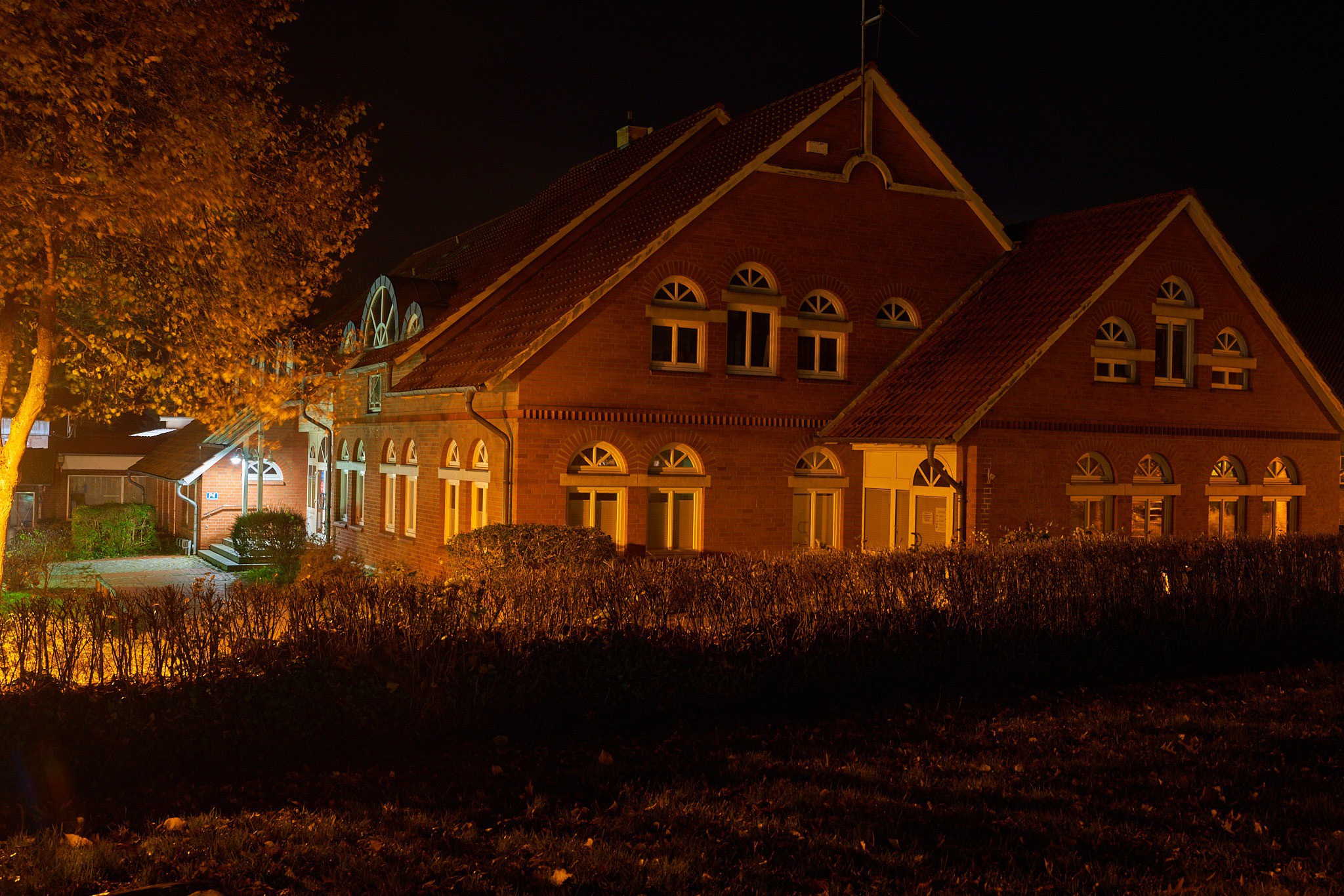 Amtsgebäude bei Nacht