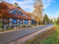 Altes Fachwerkhaus am Straßenrand