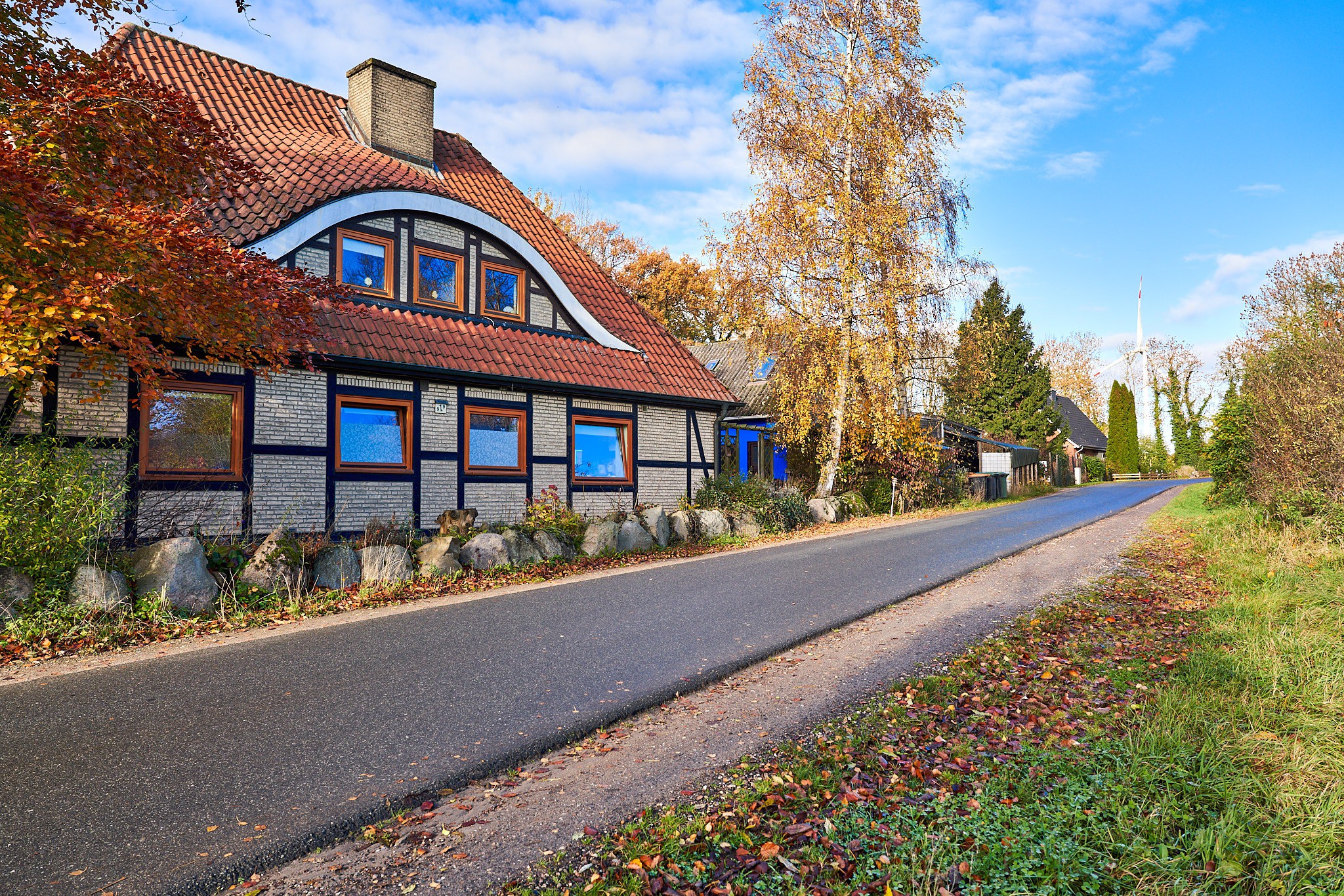 Altes Fachwerkhaus am Straßenrand