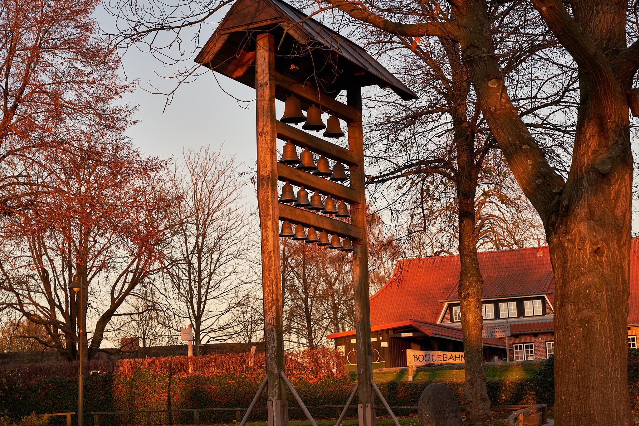 Glockenspiel vor dem Amtsgebäude