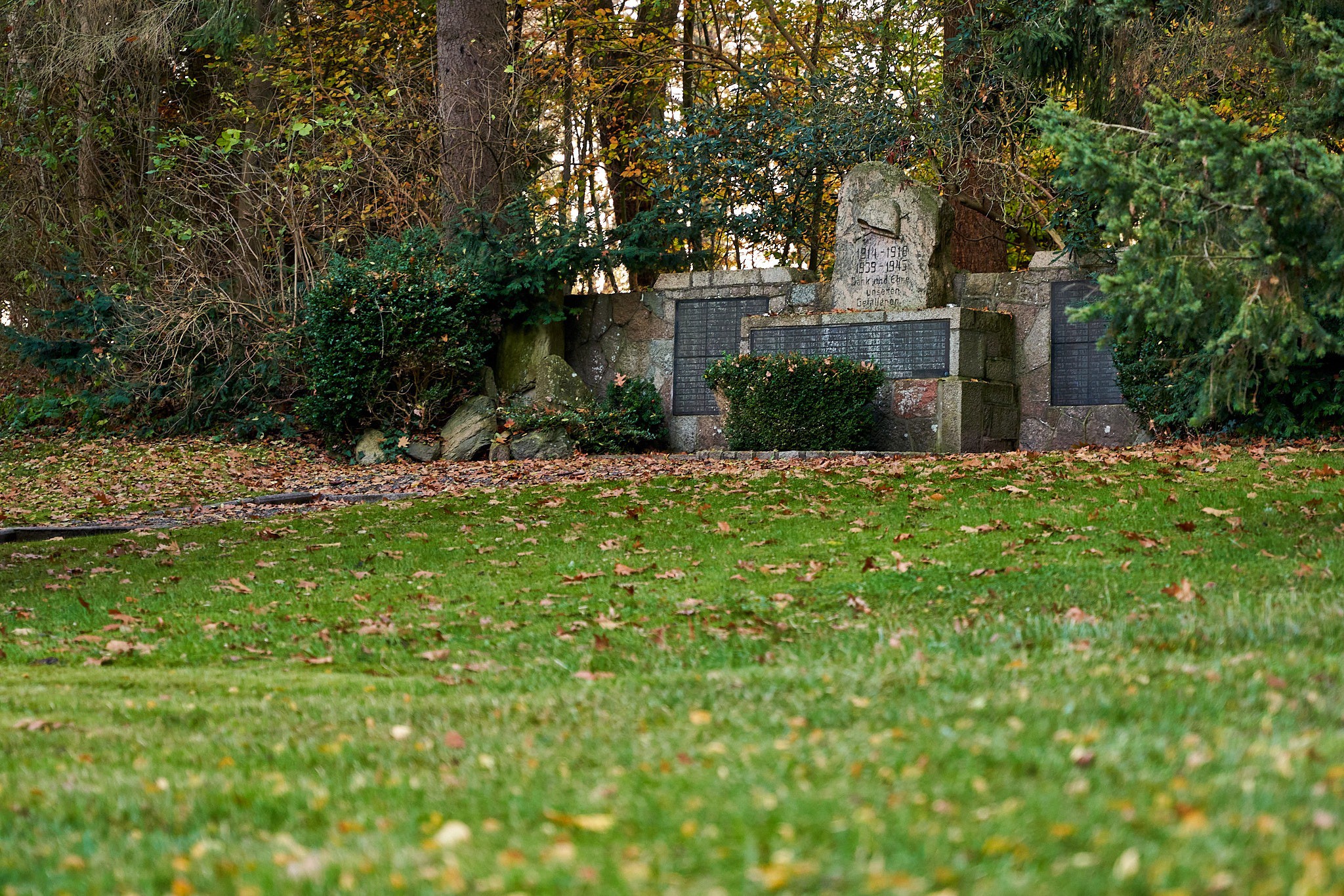 Gedenkstätte vor dem Friedhof