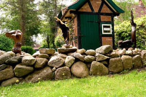Geschnitzte Holzfiguren Geschnitzte Holzfiguren