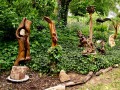 Holzfiguren im Beet