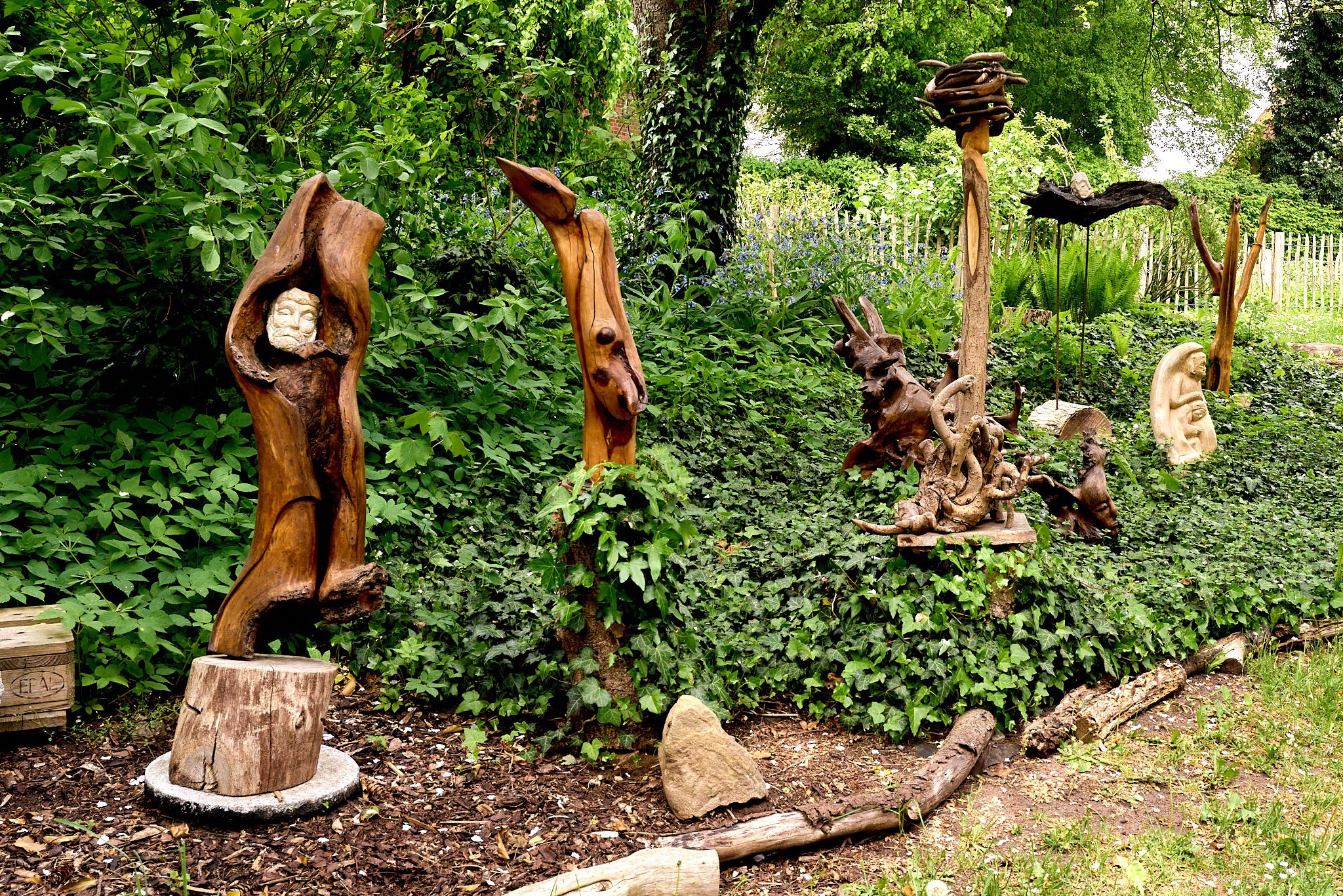 Holzfiguren im Beet