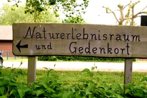 Hinweisschild zum Pfarrhof Hinweisschild zum Pfarrhof